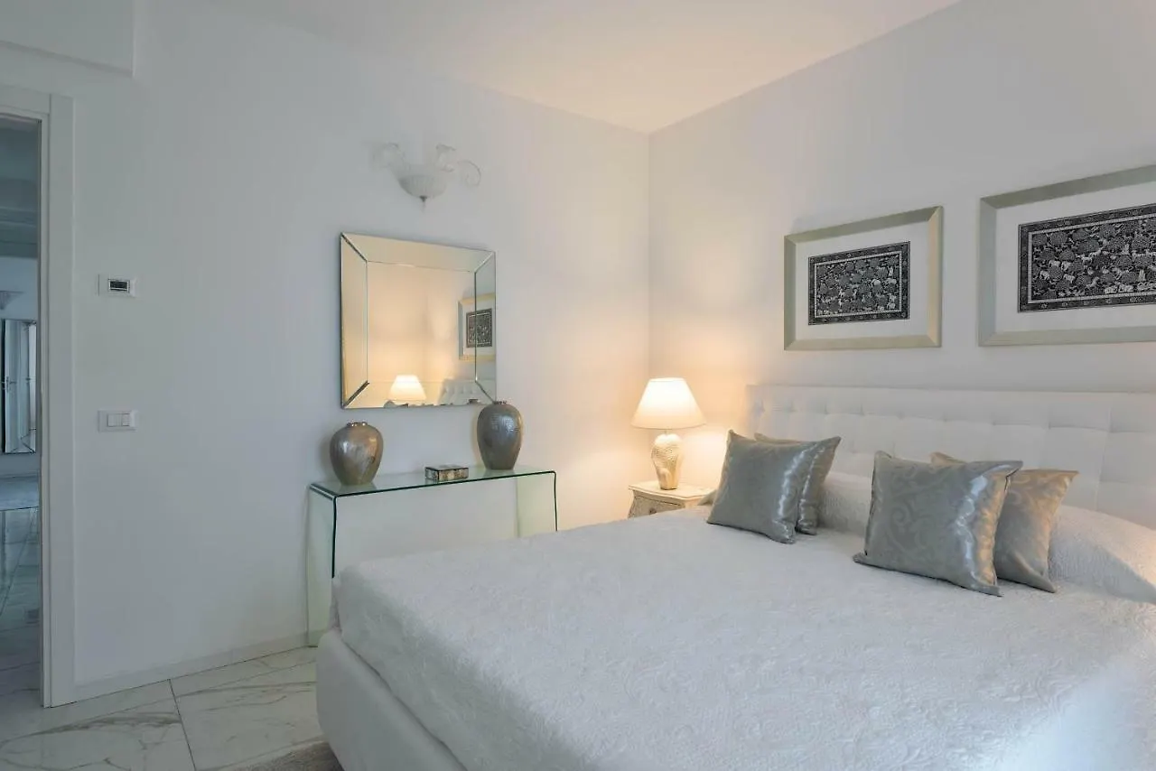 Villa Bianca Luxury Apartments Desenzano del Garda 0*,