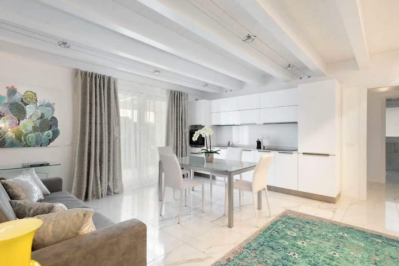 Villa Bianca Luxury Apartments Desenzano del Garda 0*,