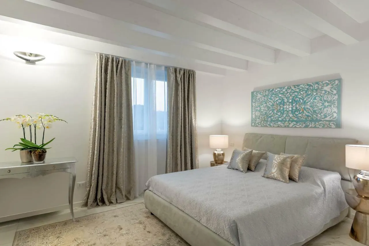 Villa Bianca Luxury Apartments Desenzano del Garda 0*,  Italia