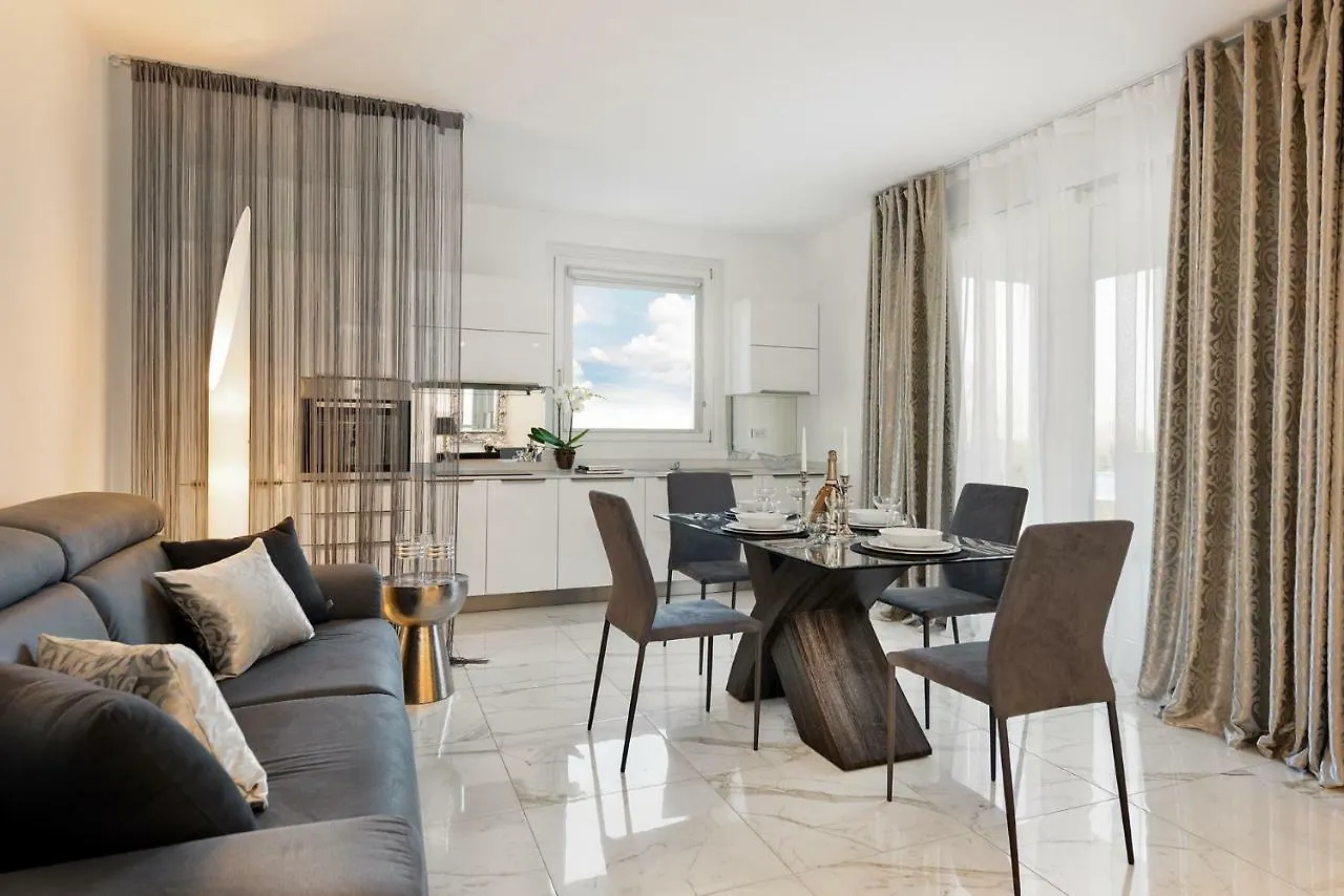 Villa Bianca Luxury Apartments Desenzano del Garda 0*,  Italië