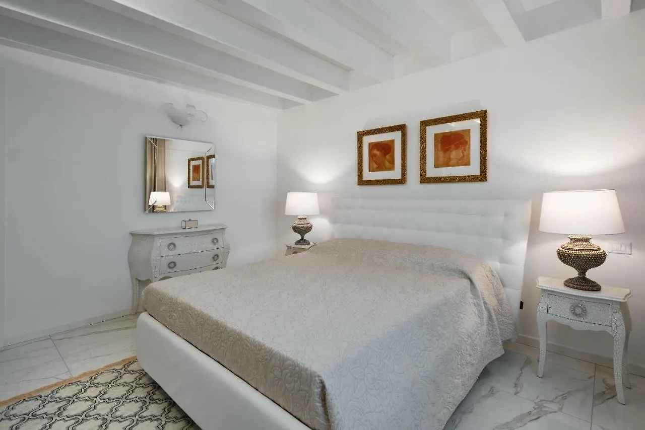Villa Bianca Luxury Apartments Desenzano del Garda Italië